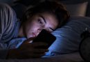 Ciência explica por que é tão difícil largar o celular antes de dormir
